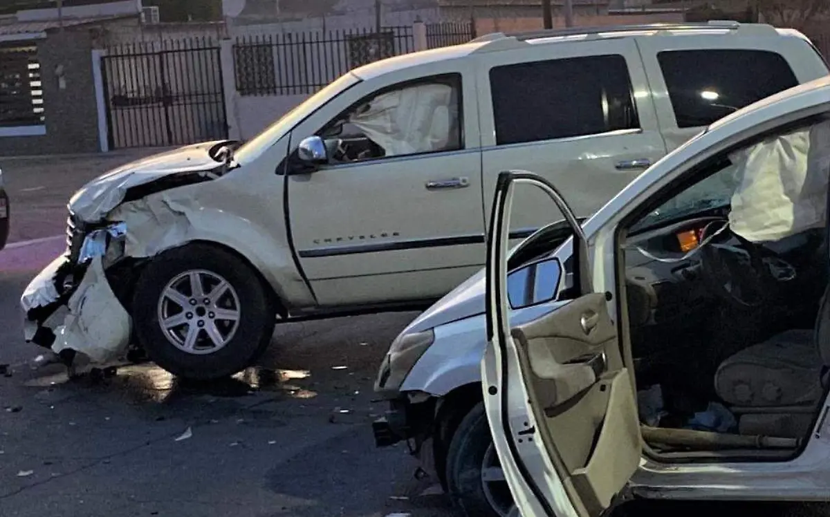 La policía reportó que el responsable de fuerte choque de vehículos ocurrido por la avenida Carranza y calle 33, se dio a la fuga, desconociendo si resultó lesionado.